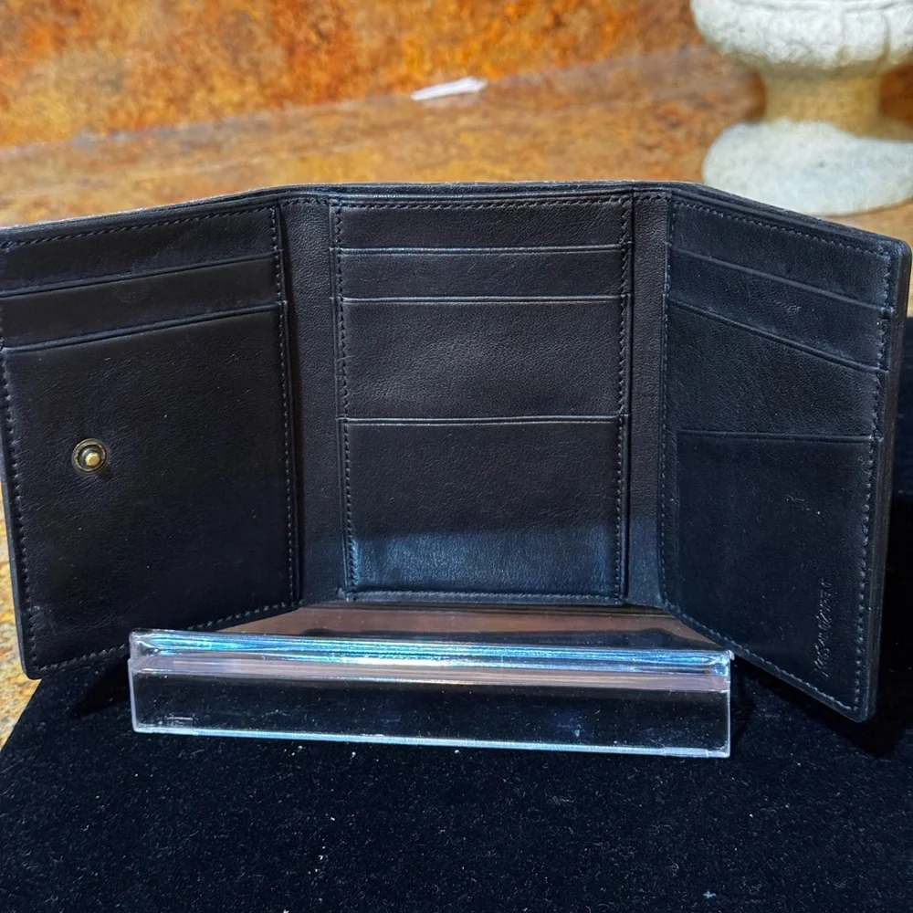 Yves Saint Laurent (YSL) purple leather trifold wallet. VINTAGE - Picture 9 of 11